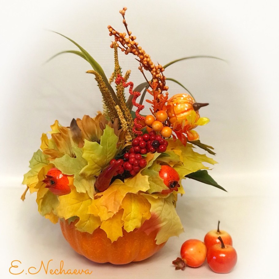 Осенняя композиция из искусственных цветов