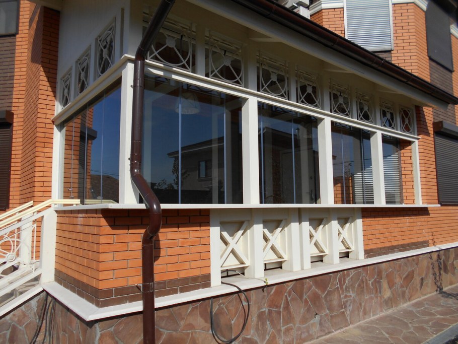 Застекленный балкон вичасном доме