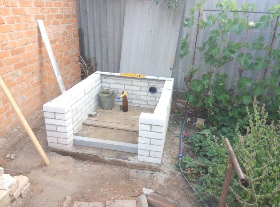 Туалет из кирпича на даче