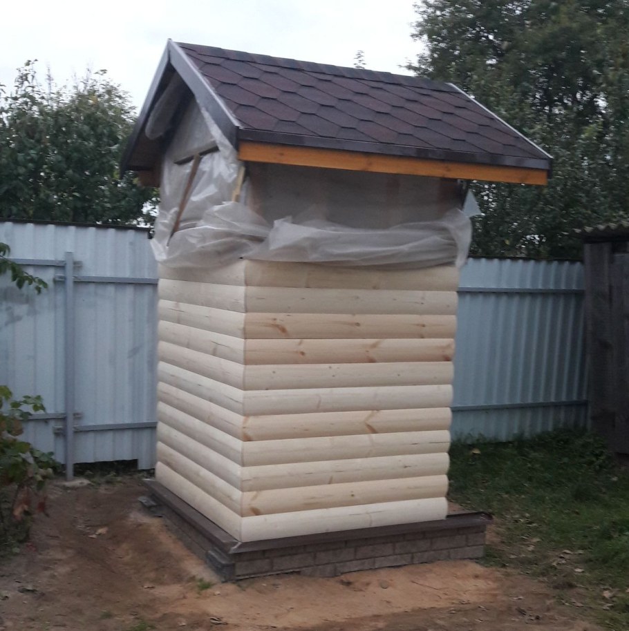 Крыша дачного туалета