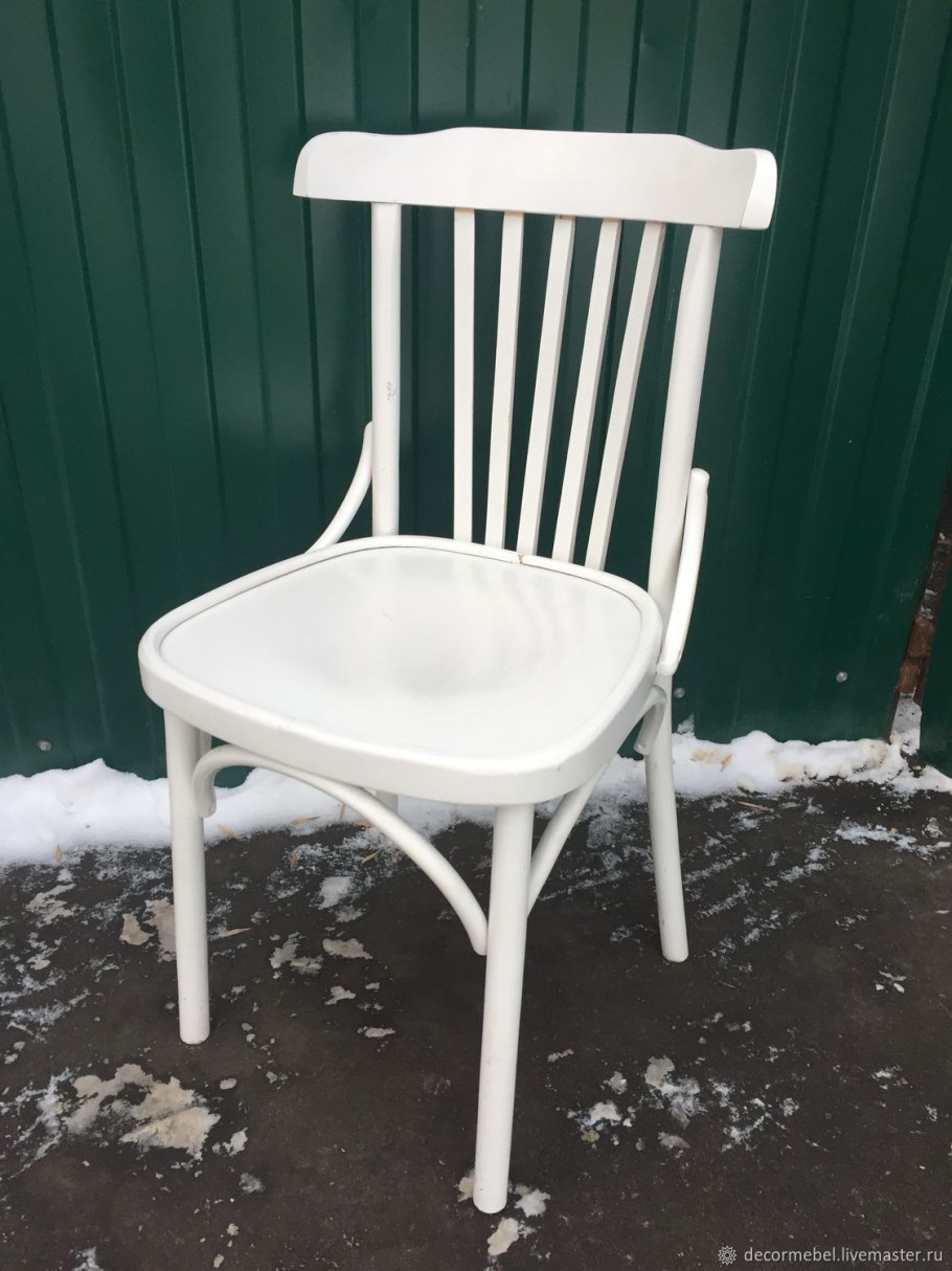 Крашеный стул