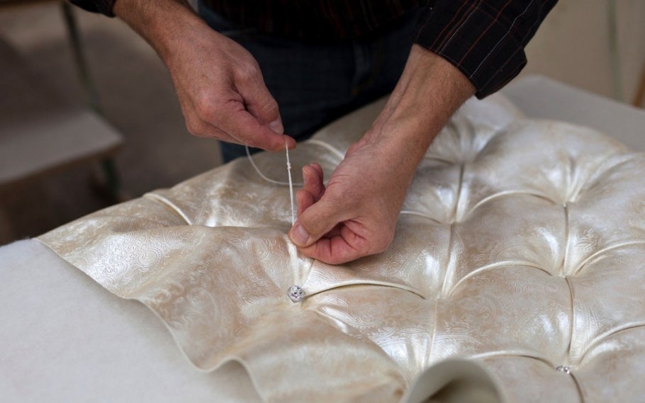 Обтянуть диван тканью