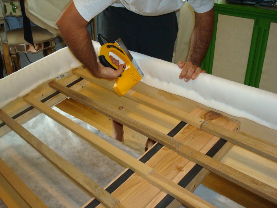 Обшивка деревянной кровати тканью