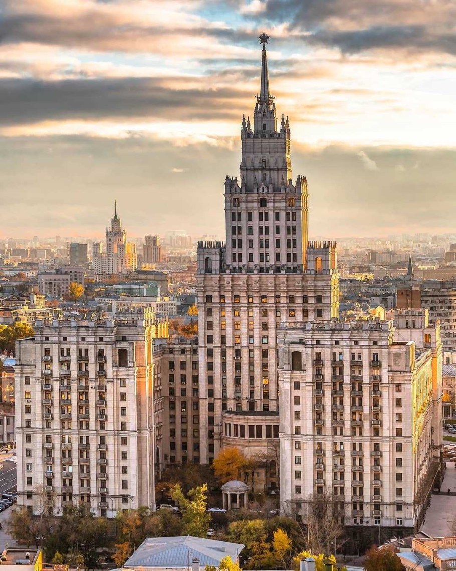 Сталинские высотки красные ворота