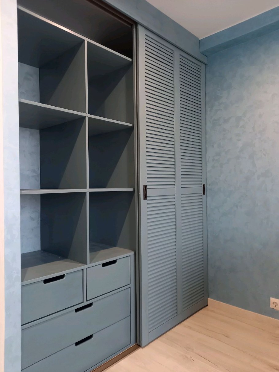 Шкаф с жалюзийными дверцами 150 снизу 50 сверху