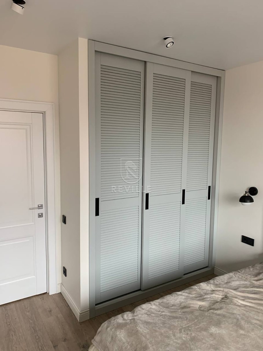 Шкаф купе с жалюзийными дверцами