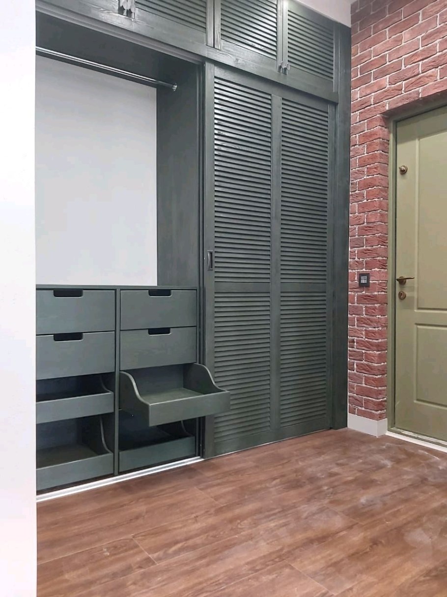 Прихожая с жалюзными дверей