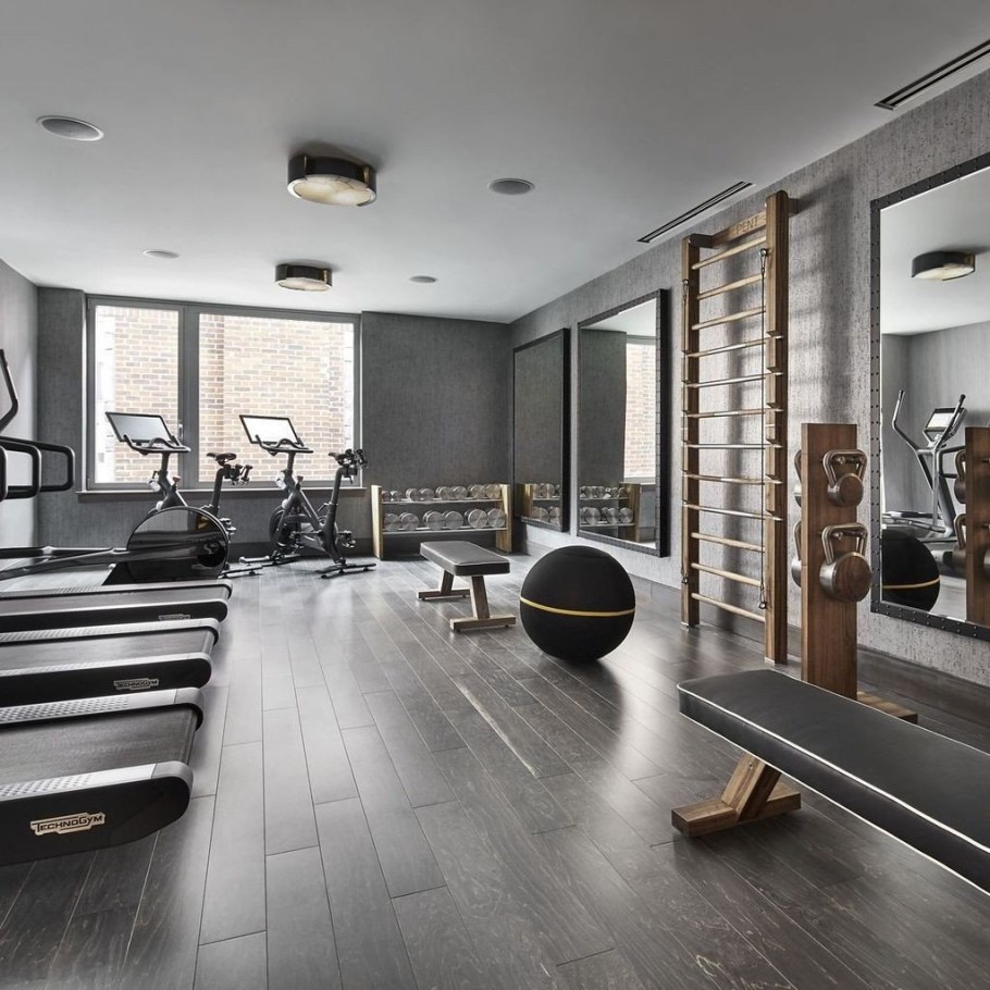 Интерьер спортивной комнаты в частном доме