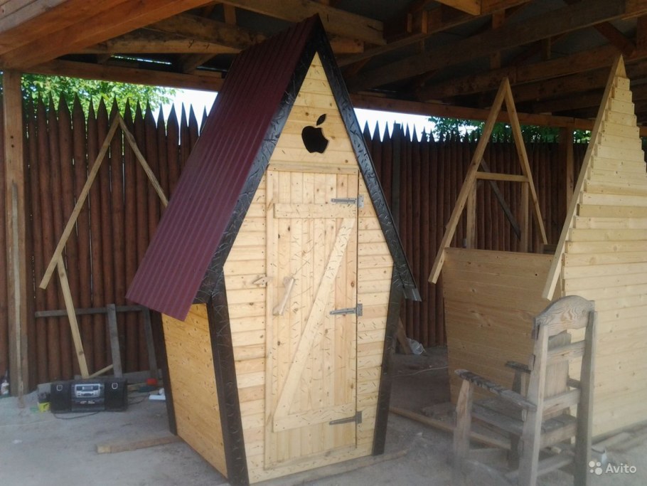 Туалет дачный деревянный