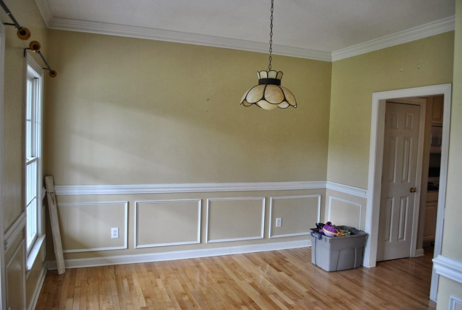 Молдинги в цвет стен