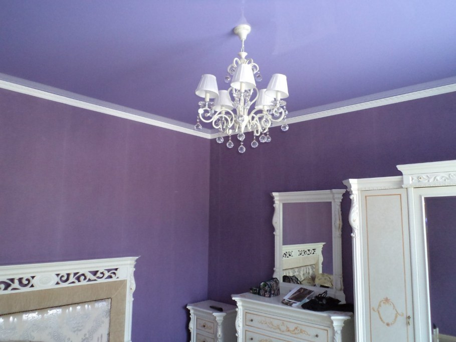 Цветной потолочный плинтус в интерьере