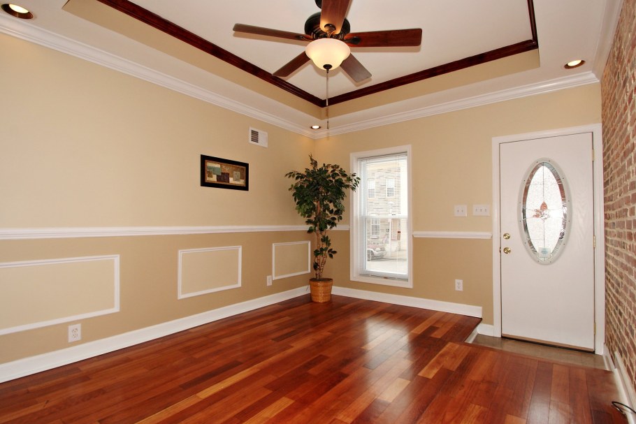 Молдинги для стен в интерьере гостиной