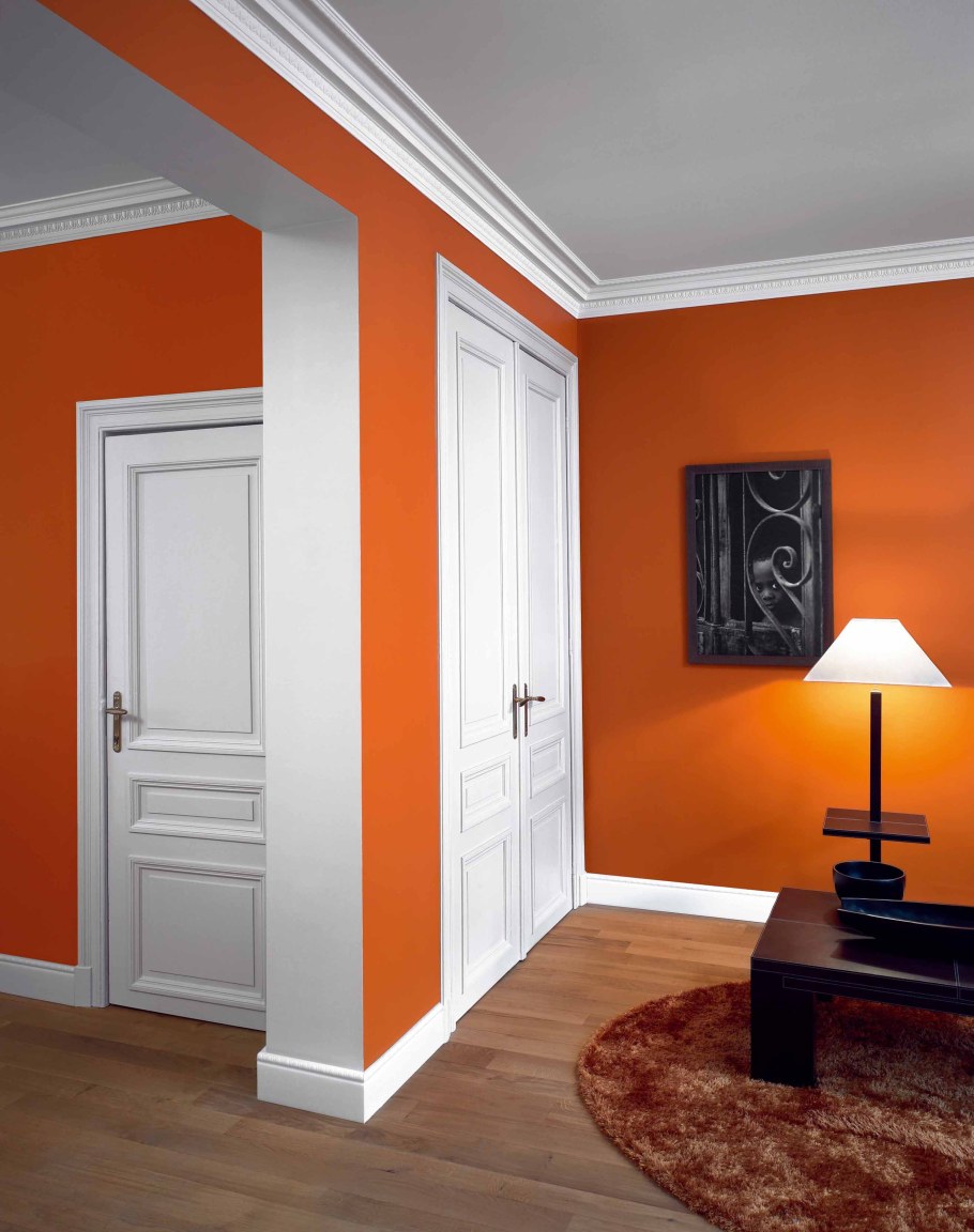 Высокий плинтус в интерьере