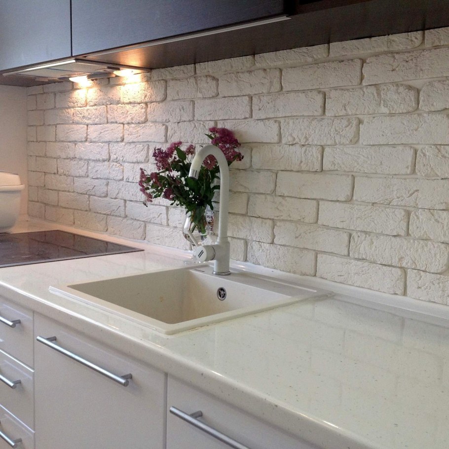 Декоративный кирпич на кухне фартук