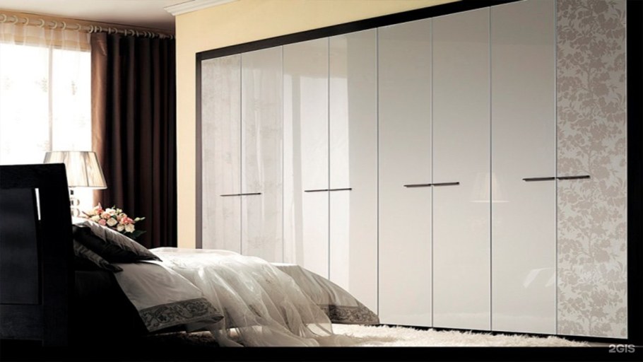 Встроенные распашные шкафы в спальню