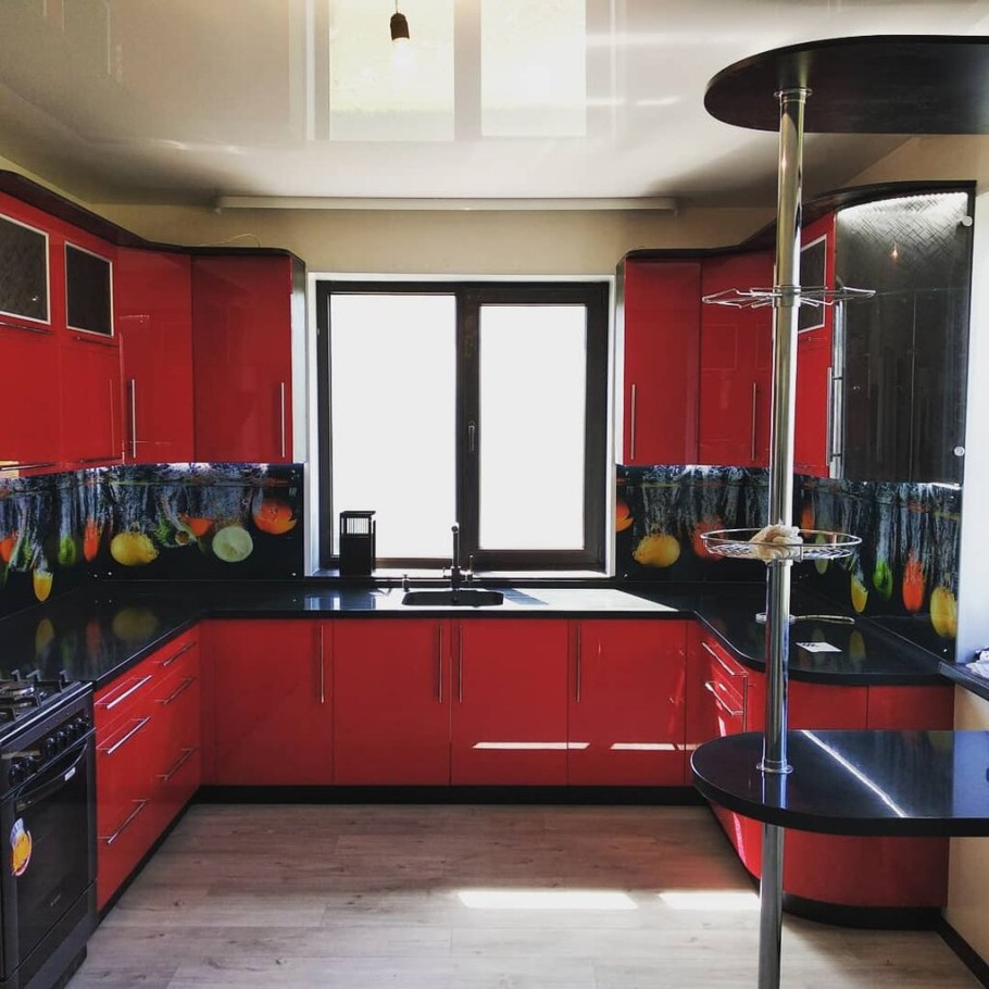 Кухонныйгарниьур с барной стойкоц у окна