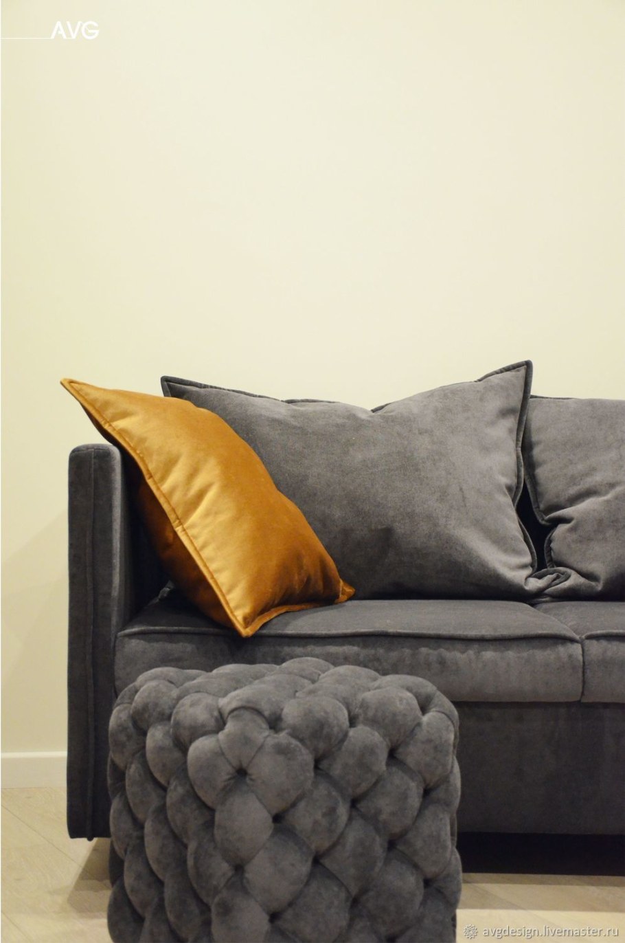 Диван графитового цвета в интерьере