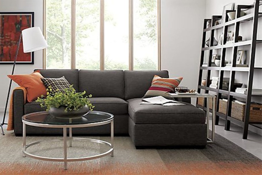 Диван цвета графит в интерьере гостиной