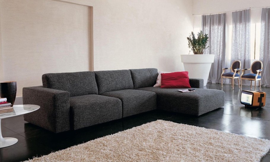 Диван цвета графит в интерьере