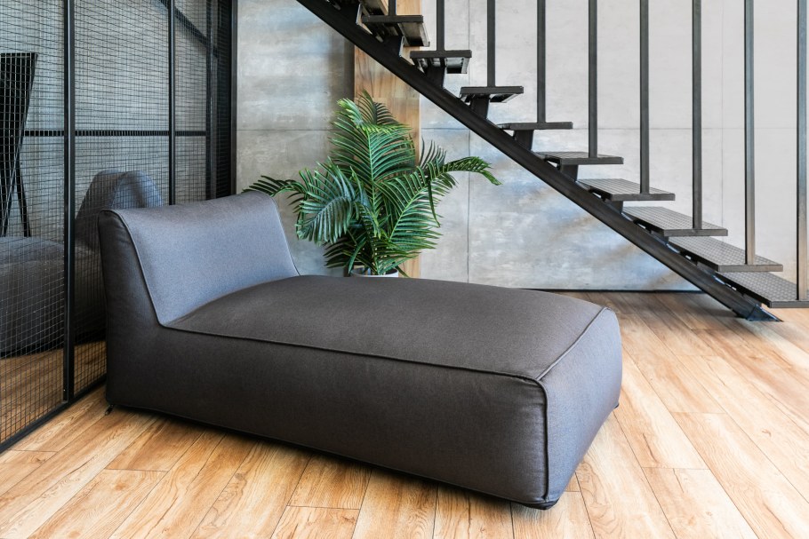 Графитовый диван в интерьере