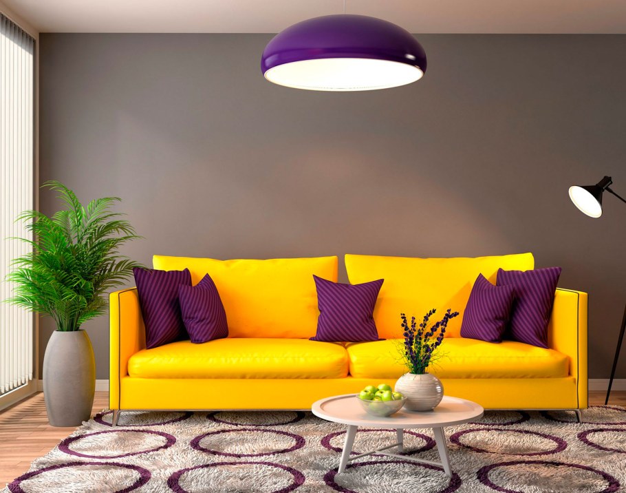 Яркий диван в интерьере
