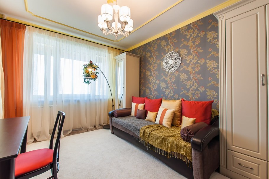 Диван между шкафами