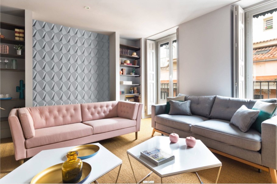 Акцентный диван в гостиной