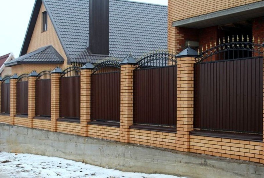 Забор с кирпичными столбами