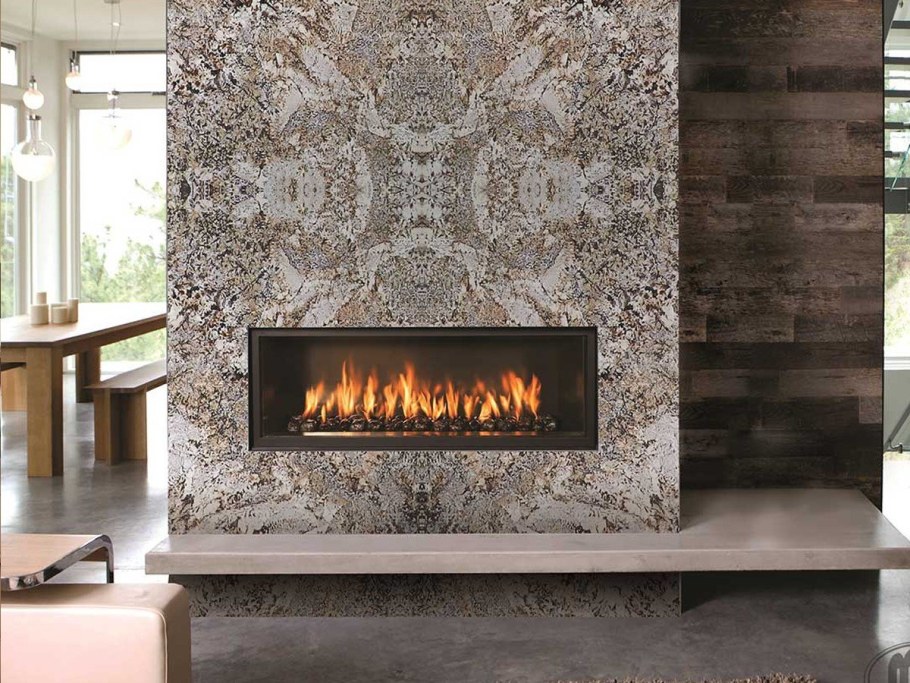 Отделка камина керамогранитом под мрамор в интерьере