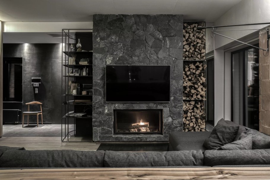 Современная гостиная с камином