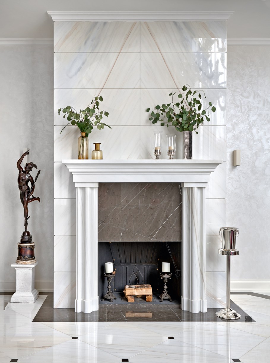 Мраморный камин в Светлом интерьере