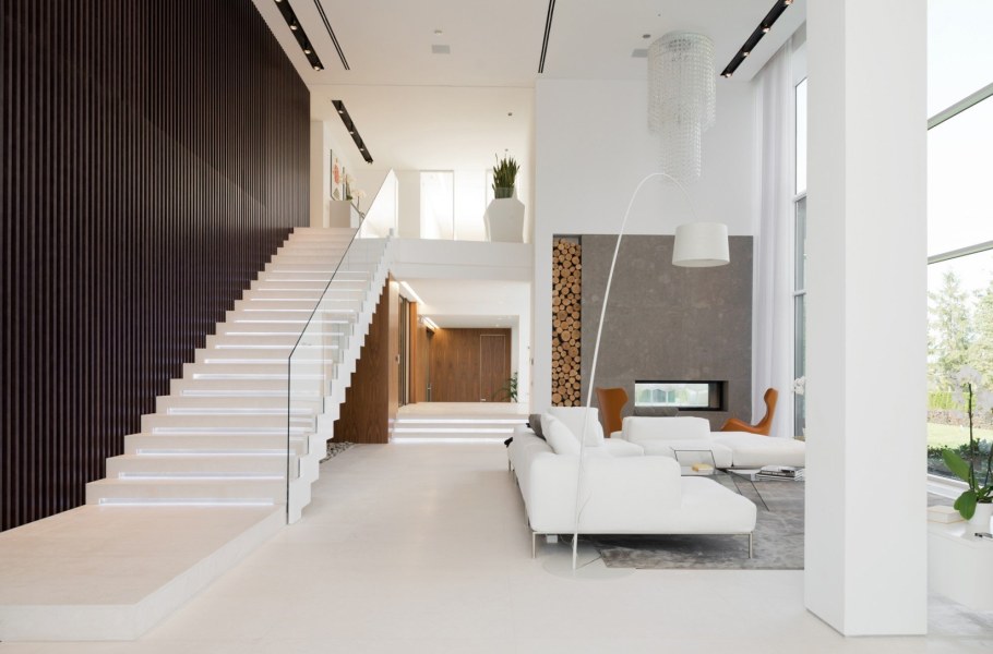 Интерьер лестницы в частном доме