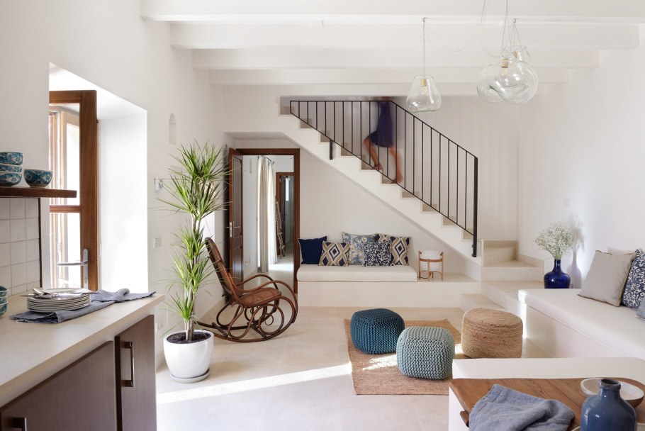 Гостиная с лестницей