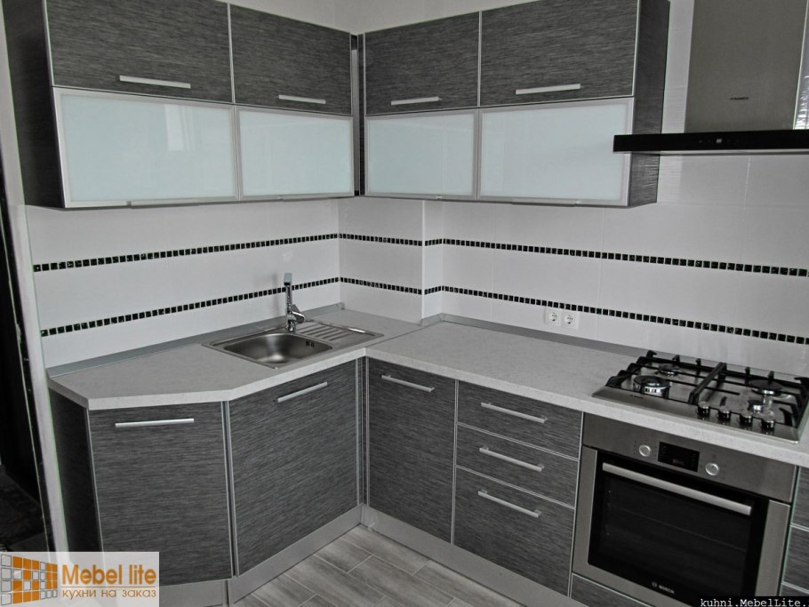 Черно белая угловая кухня