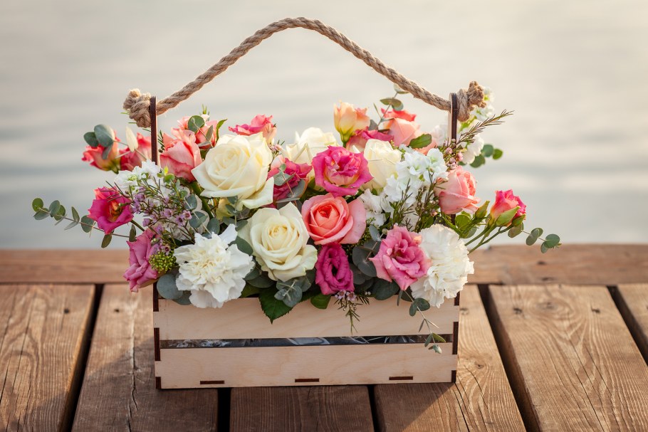 Деревянный ящик с цветами