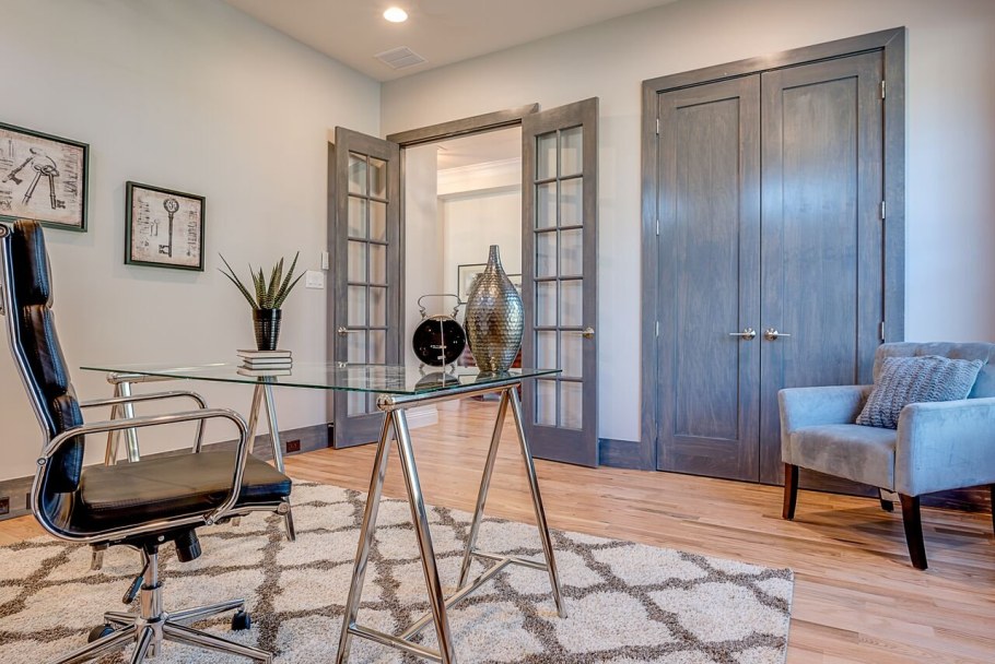 Серые двери межкомнатные в интерьере