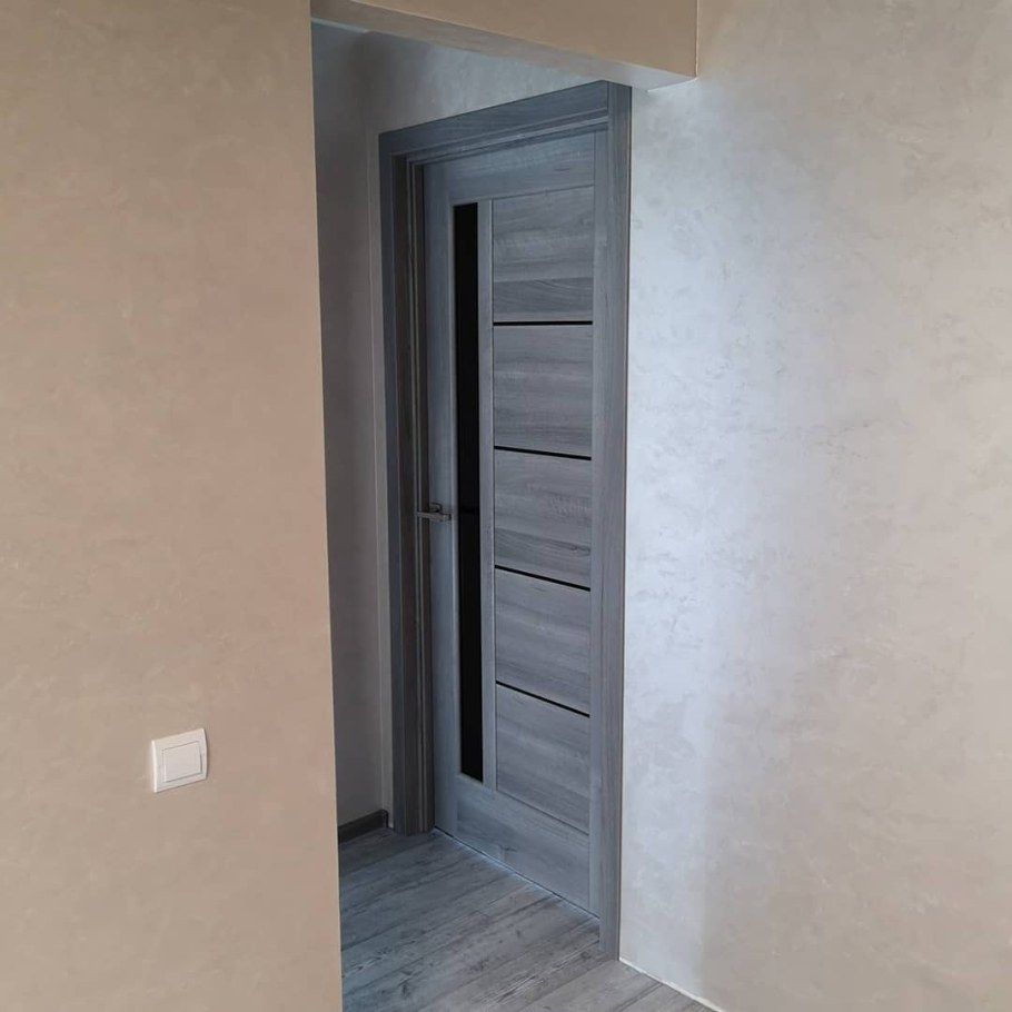 Темно серые двери в интерьере