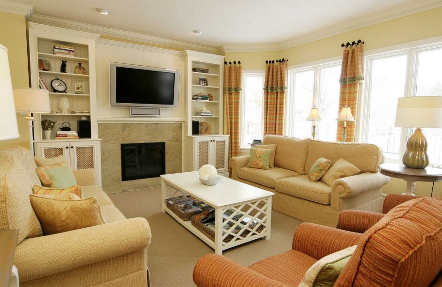 Гостиная с двумя окнами