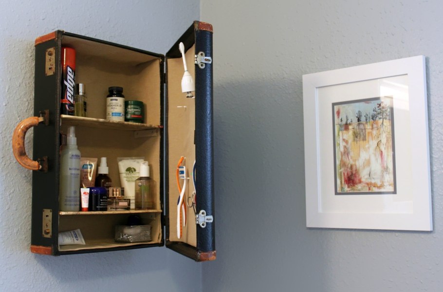 Полка из старого чемодана