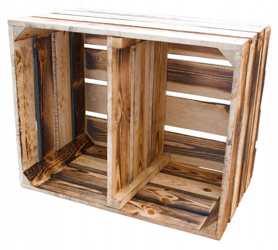 Деревянные полки с ящиками