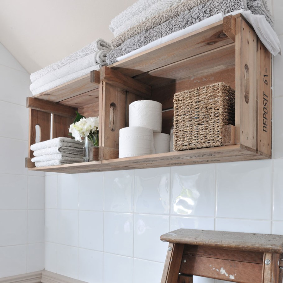 Деревянные полочки в ванную