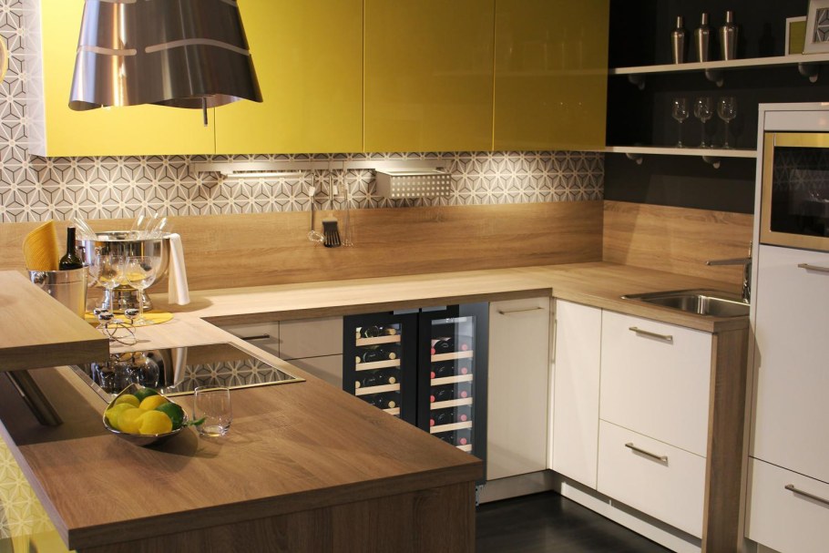 Кухонный гарнитур желтого цвета