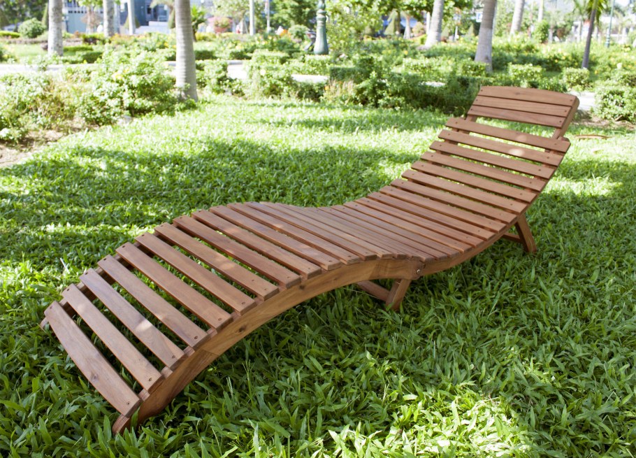 Лежак из дерева