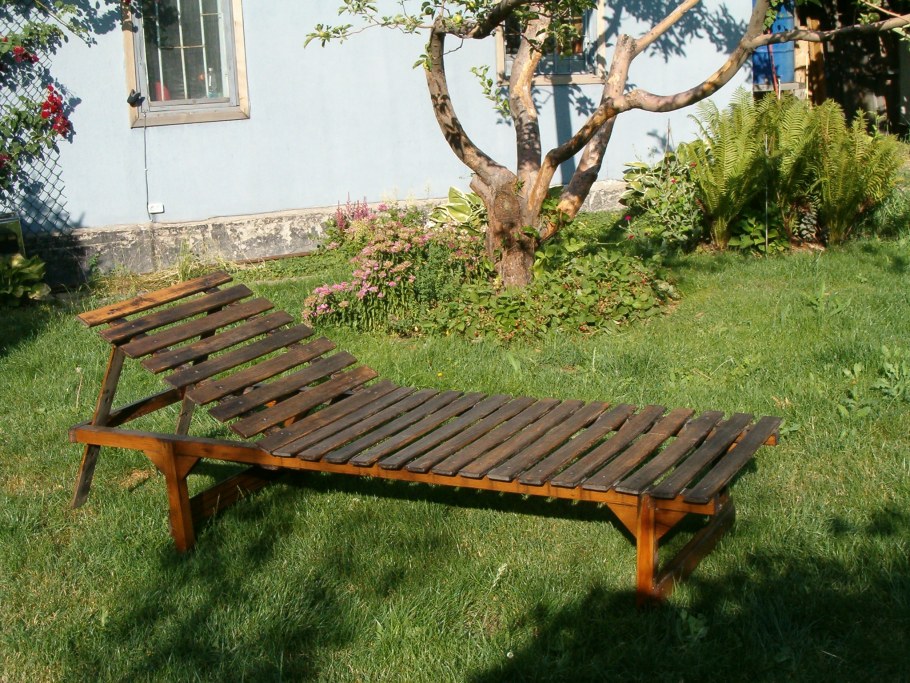 Лежак для сада деревянный