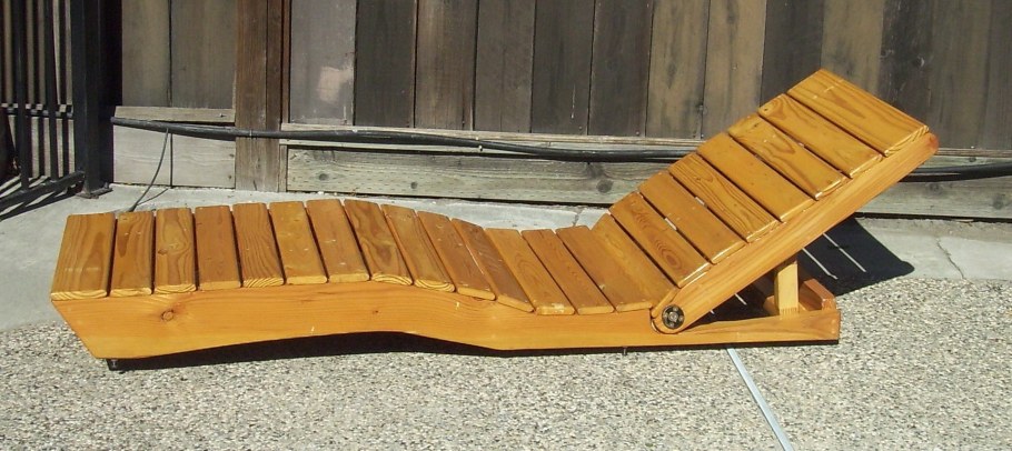 Шезлонг для дачи деревянный