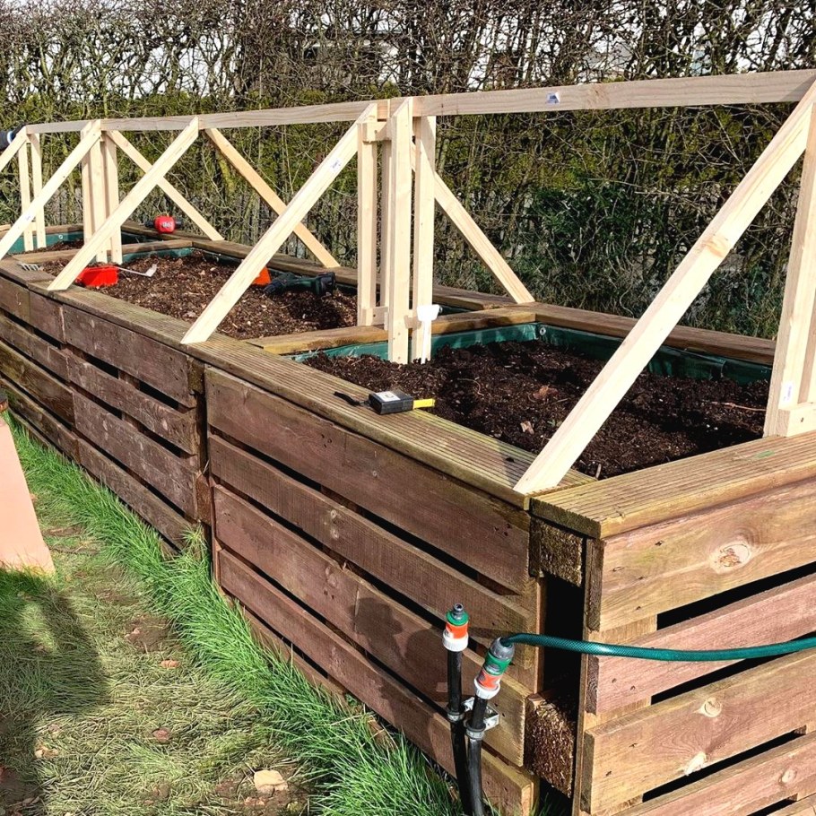 Высокие деревянные грядки