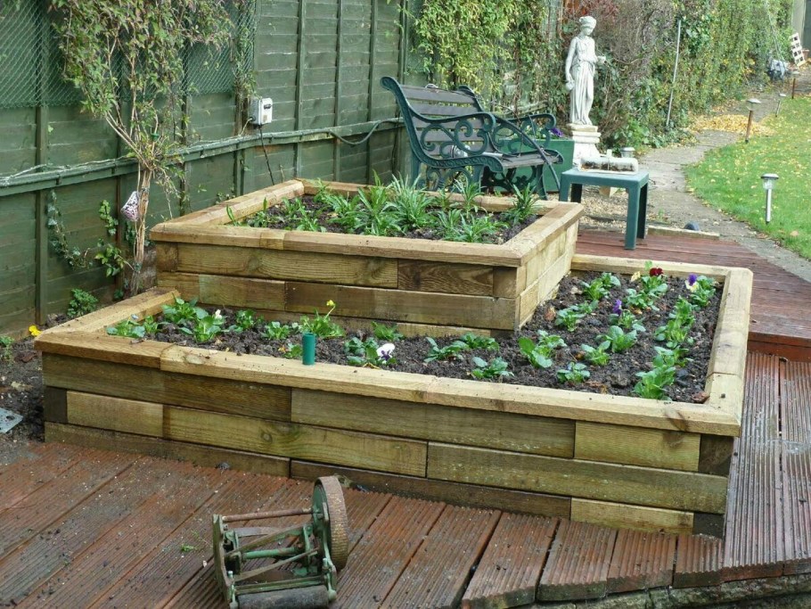 Клумба из досок