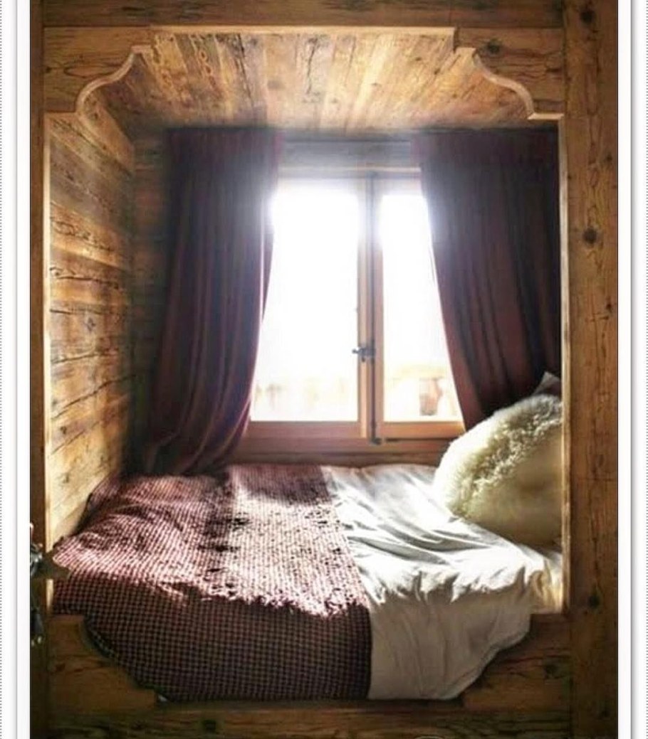 Кровать в деревенском стиле у окна