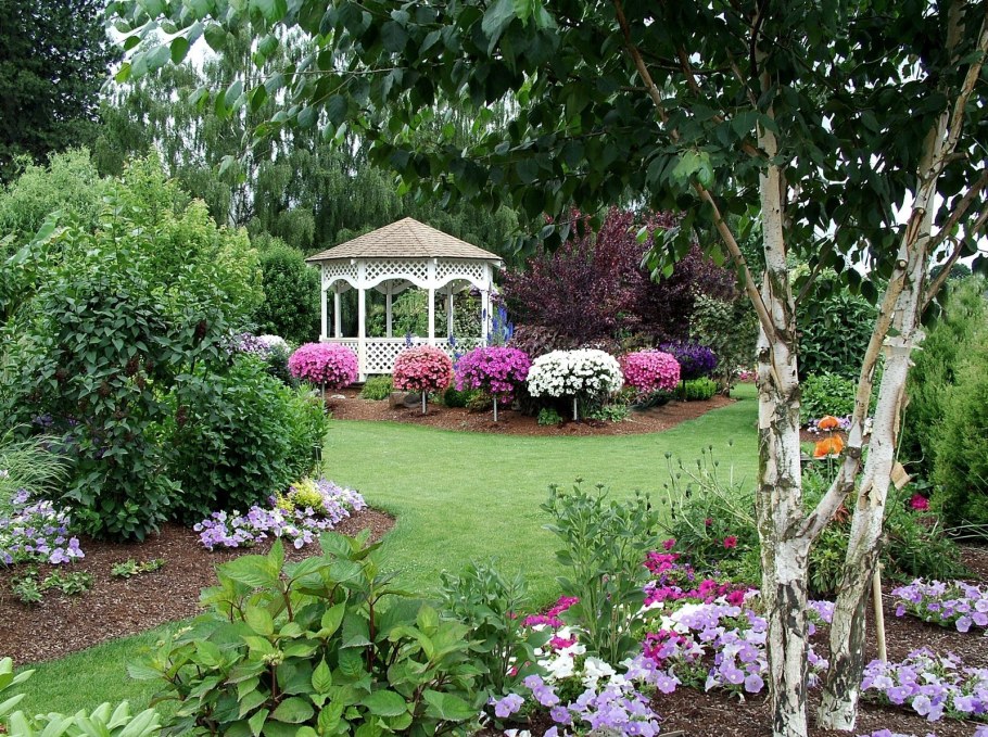 Миксбордер возле беседки