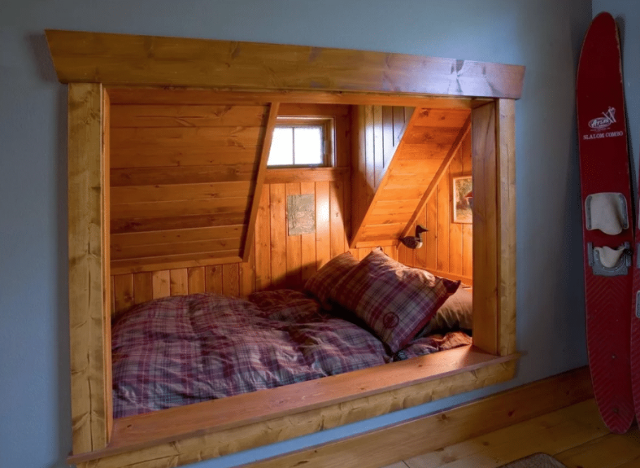 Кровать под крышей